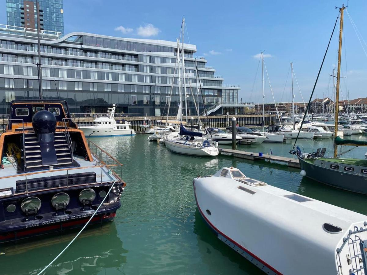 5 Star Ocean Village Marina Reconditioned Rnli Rig Life Boat Southampton Exterior photo